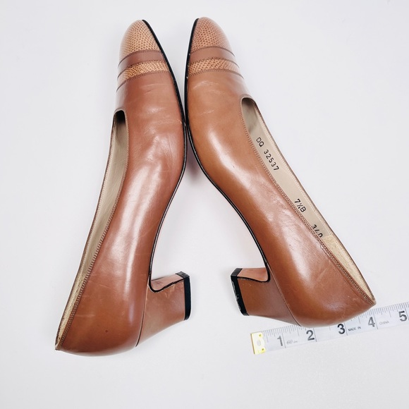 SALVATORE FERRAGAMO Leather pumps